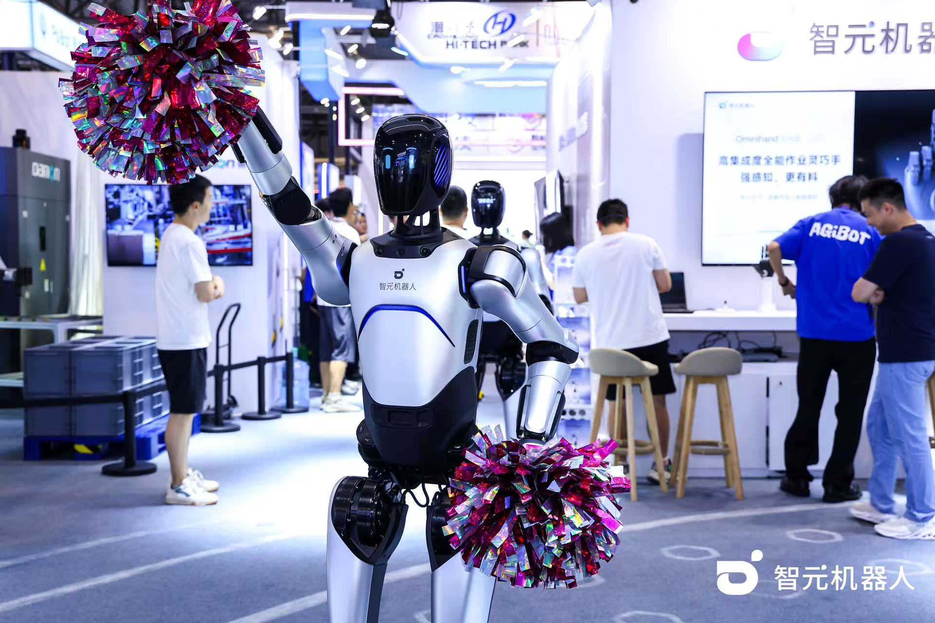 Galaxy银河机器人 WAIC 首日展台火爆，机器人家族集体打工忙不停